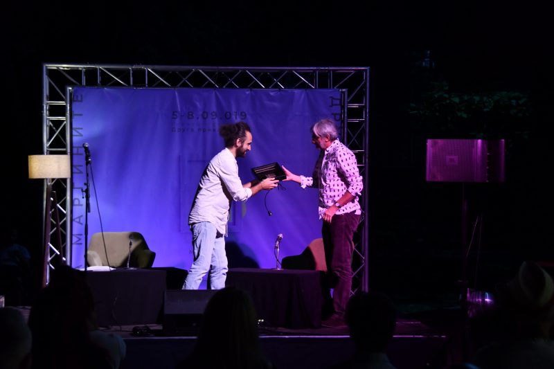 рамнотежа помеѓу субверзивноста и конструктивноста